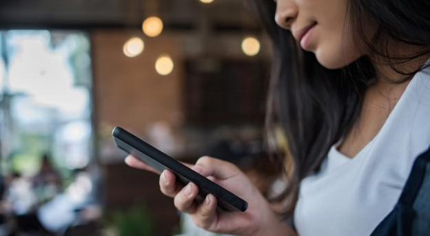 Immuni: ecco app ufficiale tracciamento contagi - young-woman-using-looking-smartphone-with-feeling-happy_1150-3995